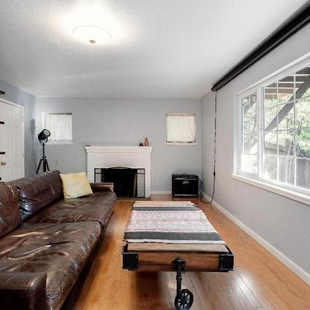 Large 1 Bedroom Apartment, Home Theater, Fireplace バークレー エクステリア 写真