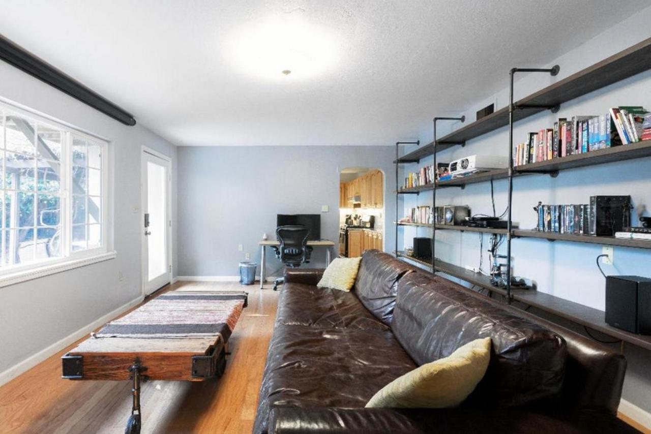 Large 1 Bedroom Apartment, Home Theater, Fireplace バークレー エクステリア 写真
