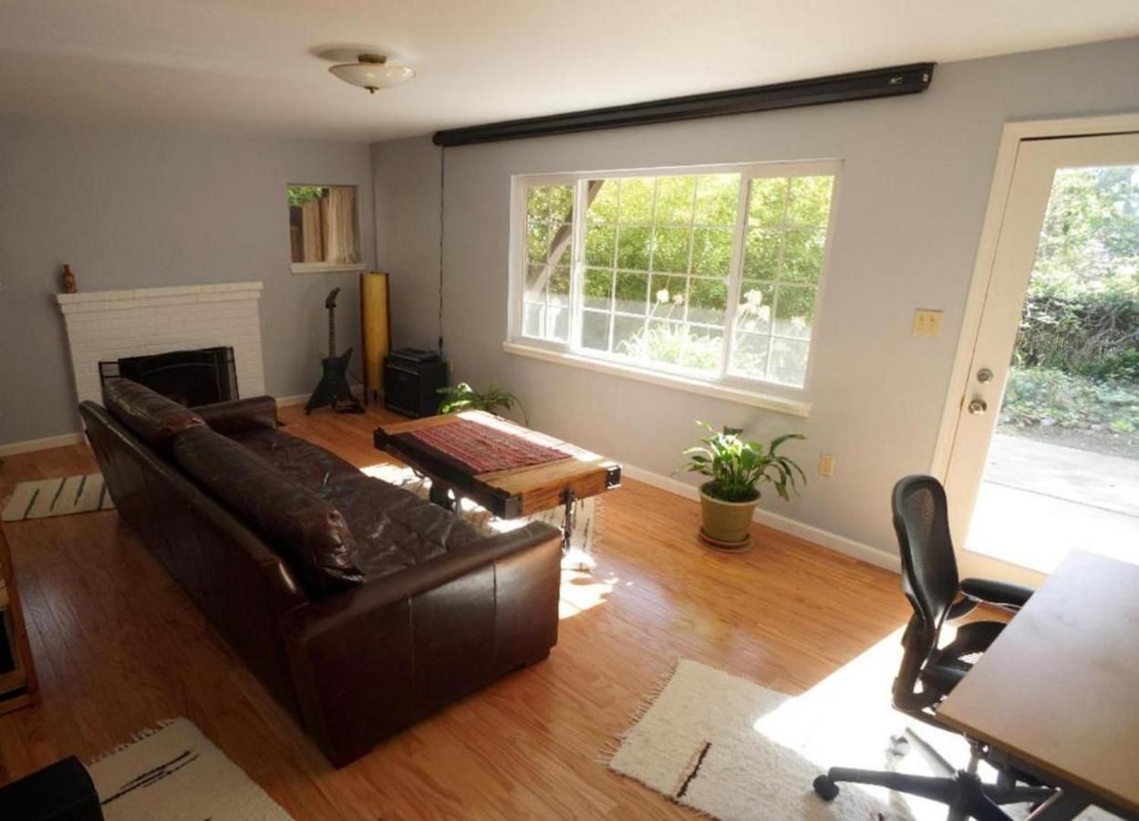 Large 1 Bedroom Apartment, Home Theater, Fireplace バークレー エクステリア 写真