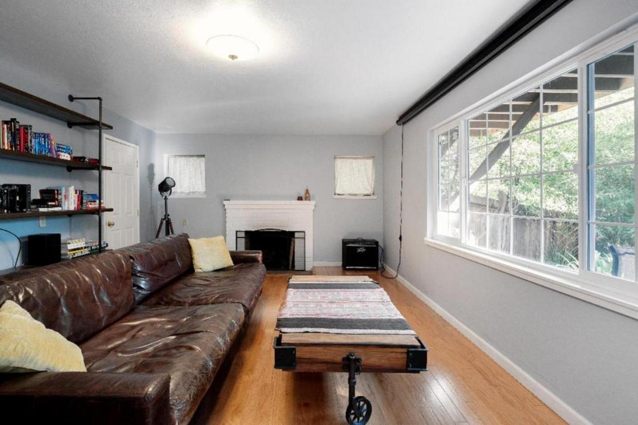 Large 1 Bedroom Apartment, Home Theater, Fireplace バークレー エクステリア 写真